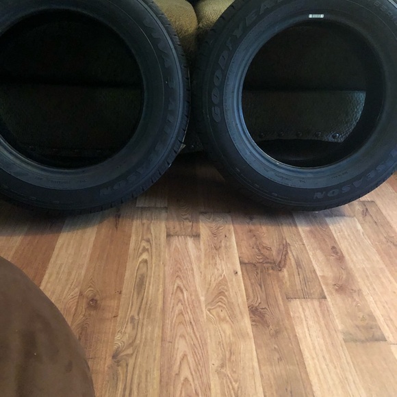 I do not need the tires. - Picture 2 of 2